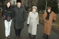 Борис Ельцин в сопровождении Наины Ельциной, дочери Татьяны и внучки Маши. 1996г. 