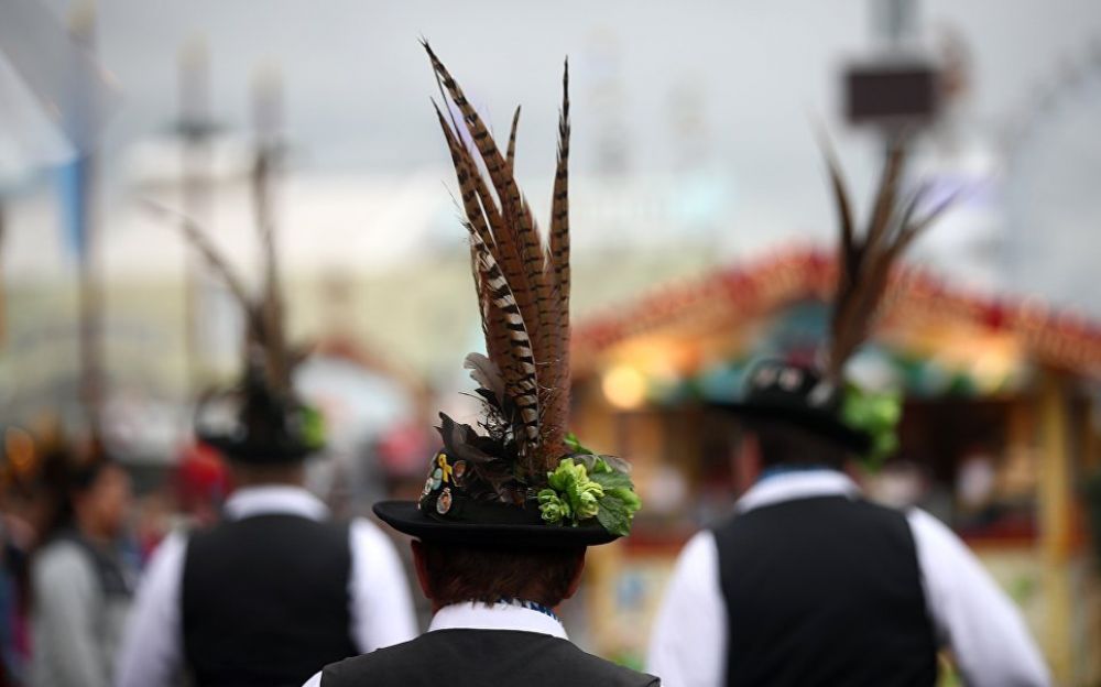 Поклонники фестиваля обычно приходят на «Октоберфест» в традиционной баварской одежде. Мужчины надевают кожаные штаны «ледерхозен» и узкополые шляпы с пером. Женщины наряжаются в «дирндль» — блузку с корсетом и широкую юбку с ярким фартуком.
