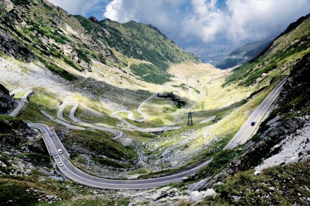 Трансфэгэрашское шоссе горное шоссе в Карпатах соединяет румынские области Валахию и Трансильванию. Трасса считается одной из красивейших дорог в мире и является одной из достопримечательностей Румынии. В 2009 году здесь тестировали свои спорткары ведущие Top Gear, и Джереми Кларксон назвал дорогу лучшей для езды на спортивных машинах.
