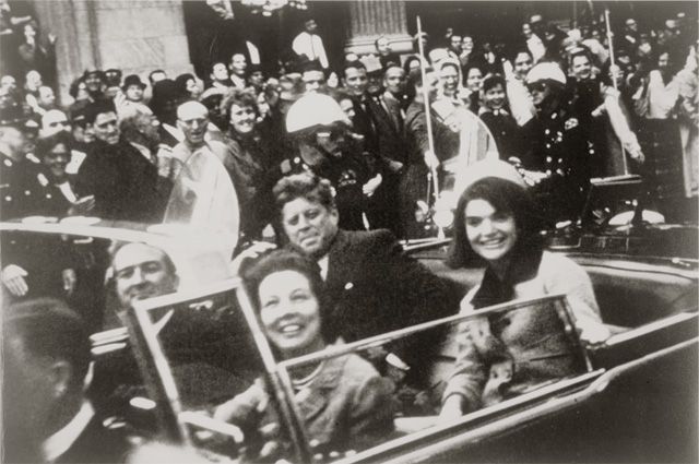 Кеннеди в президентском лимузине за несколько секунд до убийства. 