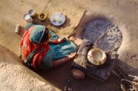  Индийцы готовят чай в железном чайнике на открытом огне.