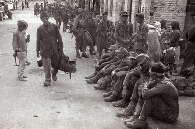 Пленные немцы на улицах Минска, 1944 год. 