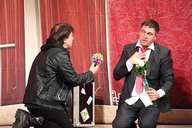 Денис Матросов и Дмитрий Орлов в спектакле «Двое в лифте, не считая текилы».