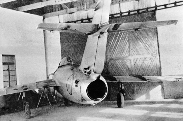 Cоветский истребитель МиГ-15 с пробоинами после воздушного боя во время войны в Корее. 