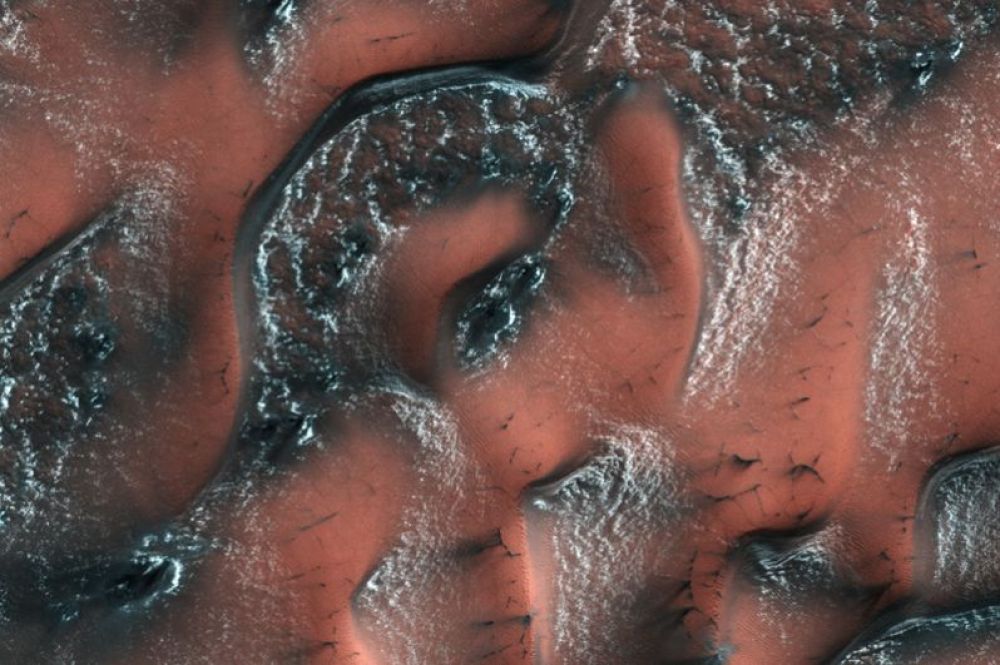 «Зимний» Марс. С понижением температуры, углекислый газ, содержащийся в атмосфере Марса, конденсируется в виде льда и образует узоры на поверхности.
