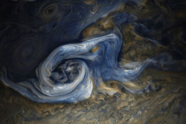 Буря в северном полушарии Юпитера. Снимок сделан космическим аппаратом «Юнона».