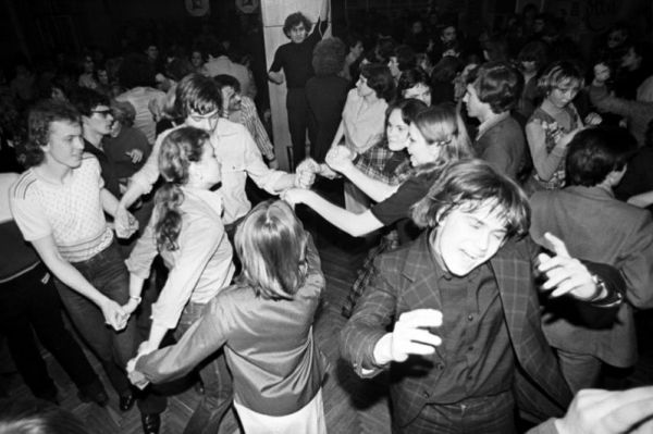 На одной из молодежных дискотек в Москве. 1980 год.