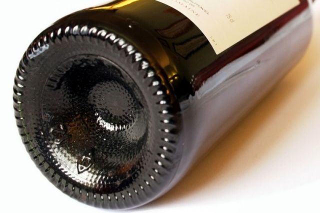 Не стоит судить о качестве вина по дну сосуда: форма бутылки никак не влияет на вкусовые особенности напитка.