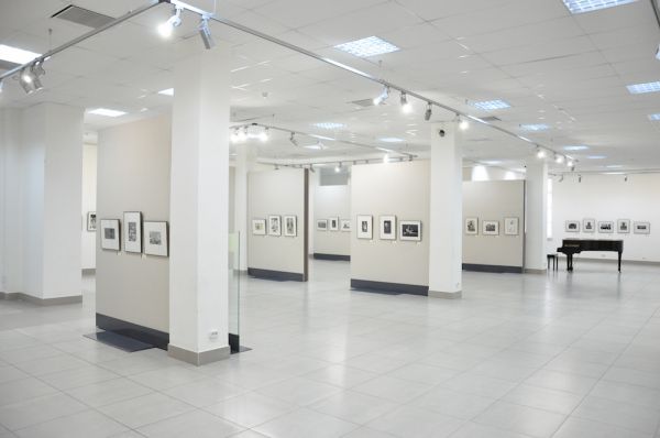На выставке представлено более 100 фотографий. 
