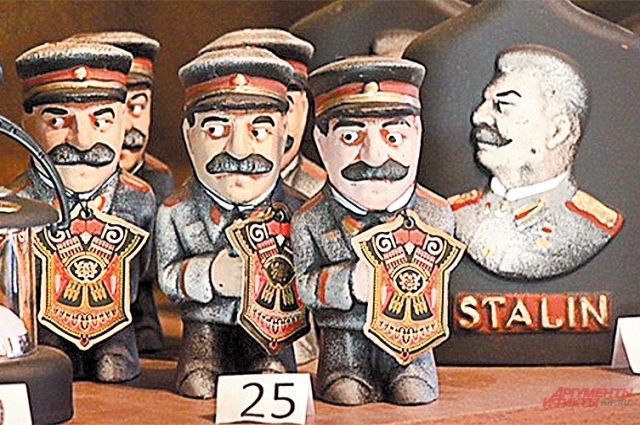Сталин плюшевый, деревянный, на фляге - все варианты сувениров, которые только могут приглянуться посетителям музея. 