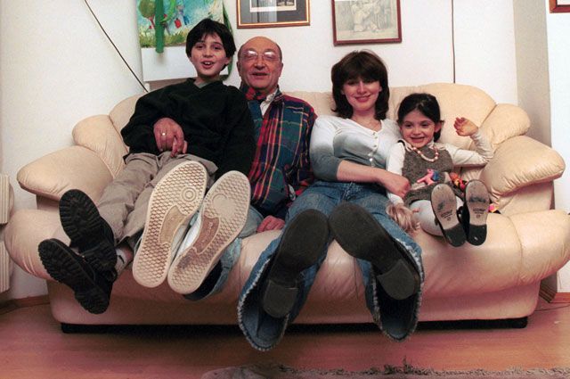Михаил Козаков с четвёртой женой, Анной Ямпольской, и детьми.
