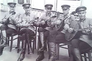 На фотографии в центре - Валерий Иванович Раевский.