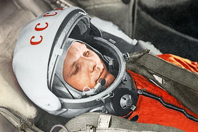 Юрий Гагарин в кабине космического корабля «Восток» во время первого в мире орбитального космического полета 12 апреля 1961 года. 