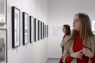 Собираясь во время поездки посетить известный музей - Эрмитаж или Лувр, - выберите несколько знаковых произведений, которые обязательно нужно увидеть.