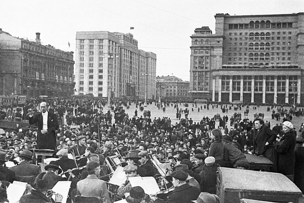 На Манежной площади выступает Большой Государственный симфонический оркестр