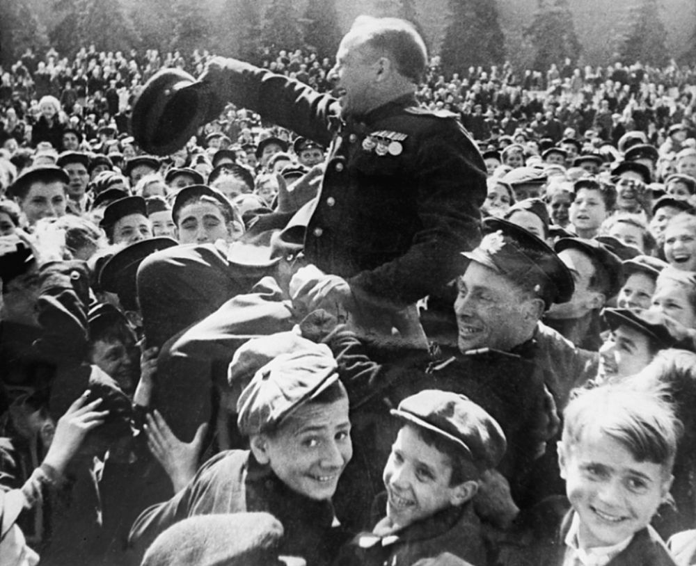 Москва бурлила, улицы и площади были заполнены народом, люди плакали и смеялись от счастья, пели песни и качали всех попадающихся по пути военнослужащих.