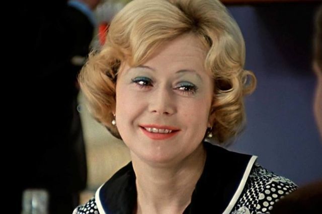 Запоминающимися ролями в кино Немоляева обязана Эльдару Рязанову.