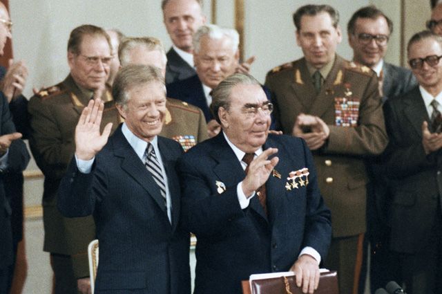 Генеральный секретарь ЦК КПСС Леонид Брежнев и Президент США Джимми Картер перед подписанием советско-американских документов об ограничении стратегических наступательных вооружений – ОСВ-2.