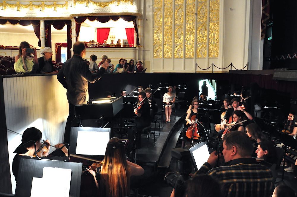 Журналистам представилась уникальная возможность попробовать себя в роли дирижера небольшого оркестра. 