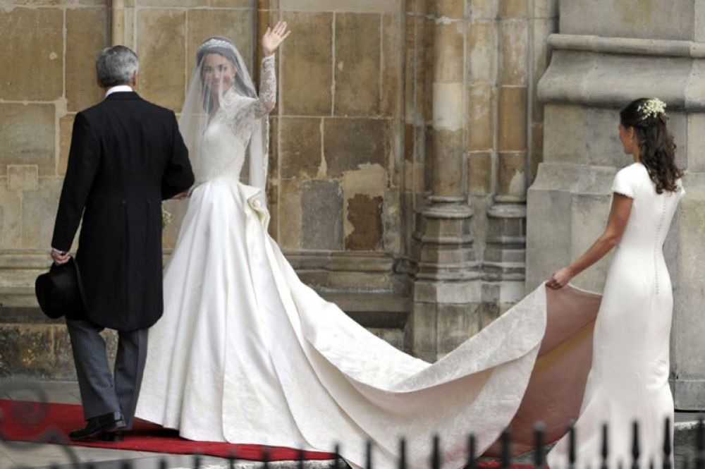 29 апреля 2011 года в Вестминстерском аббатстве в Лондоне состоялась свадьба принца Уильяма и Кейт Миддлтон. Невеста остановила свой выбор на наряде от британского бренда Alexander McQueen, дизайнером для которого выступила дизайнер Сара Бёртон. 