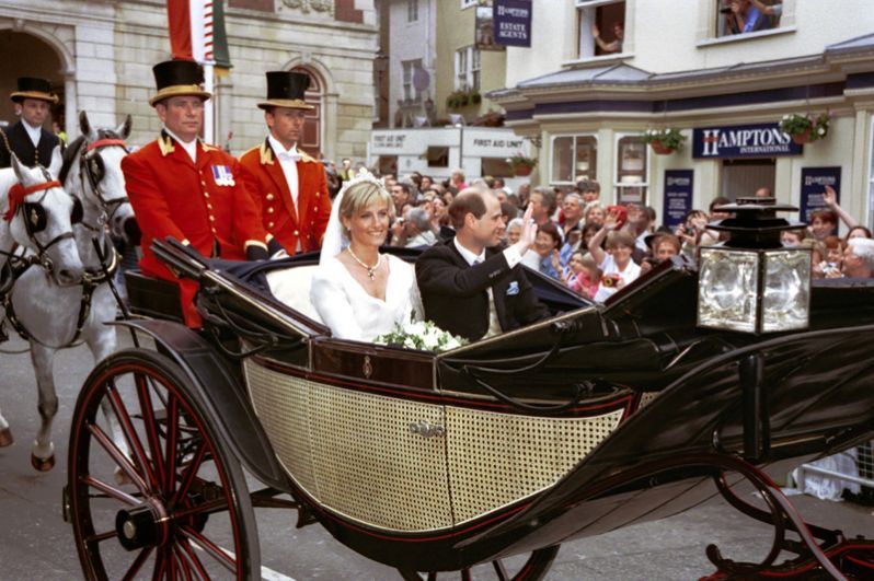 19 июня 1999 года третий сын Елизаветы принц Эдвард женился на сотруднице своей фирмы Софи Рис-Джонс. Их свадьба состоялась в часовне святого Георгия в Виндзорском замке. Свадебное платье для Софи разработала дизайнер Саманта Шоу. Она также надела алмазную тиару из коллекции королевы, а также жемчужное ожерелье, подаренное ей Эдвардом на свадьбу.