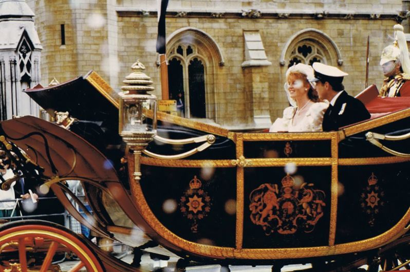 23 июля 1986 года второй сын королевы Великобритании принц Эндрю женился на Саре Фергюсон. На невесте было платье цвета слоновой кости от модельера Lindka Cierach. По словам самой Сары, она «потеряла 26 фунтов, чтобы надеть его». 