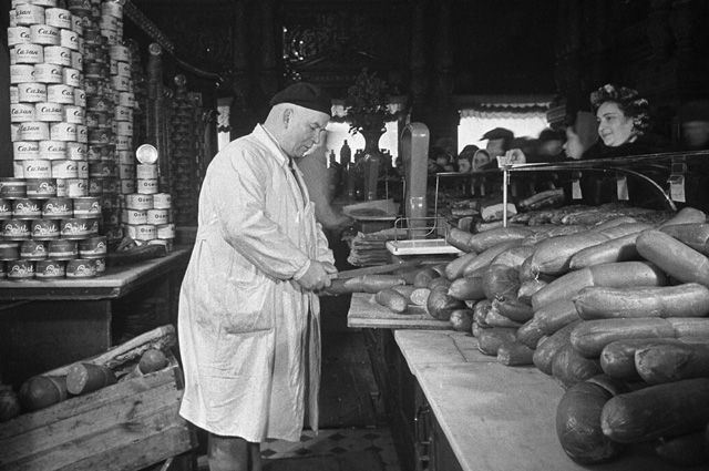 Продажа колбасных изделий в Елисеевском магазине в Москве. 1952 г.