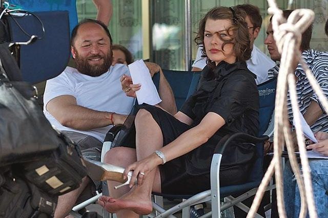 Тимур Бекмамбетов с Миллой Йовович на съёмках фильма «Выкрутасы».