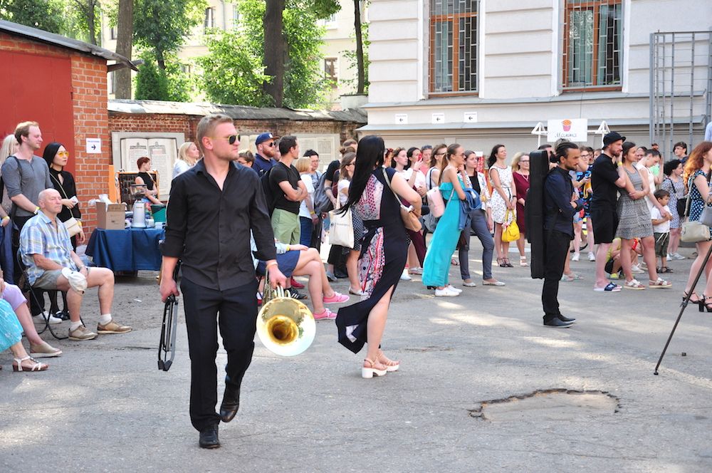 Принять участие в концертной программе пришли многие белорусские исполнители.