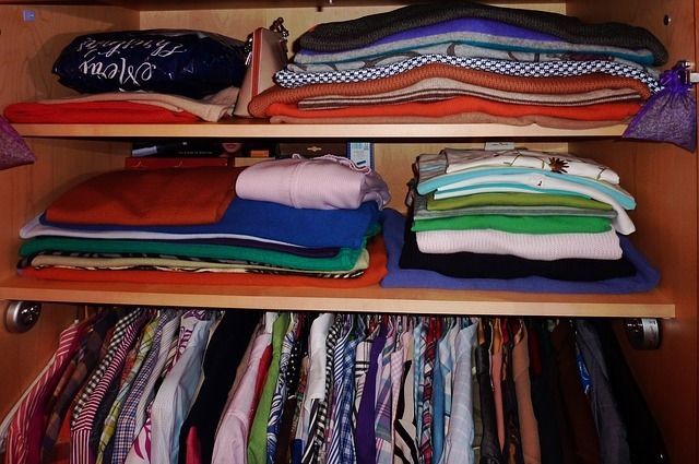 Если одежда перестала помещаться в шкаф, самое время избавиться от ненужных вещей.