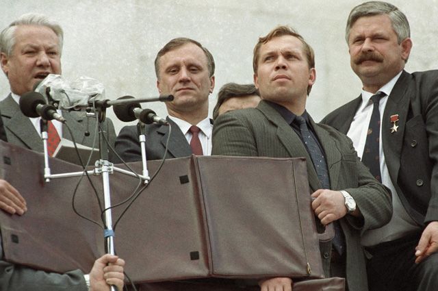 Борис Ельцин, Геннадий Бурбулис (2 слева), Александр Руцкой (первый справа) на митинге перед зданием Верховного совета РСФСР. 22 августа 1991 г.