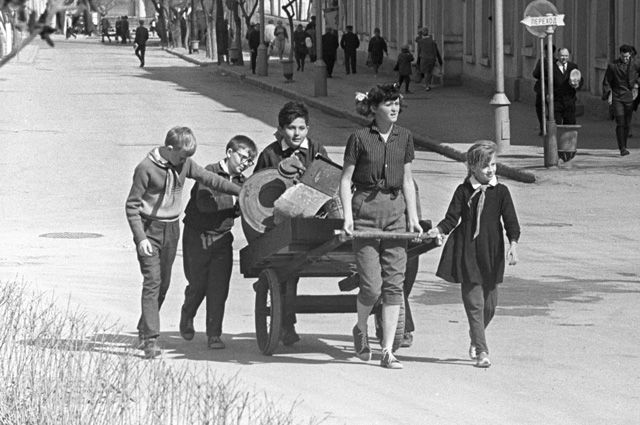 Школьники собирают металлолом. 1969 г.