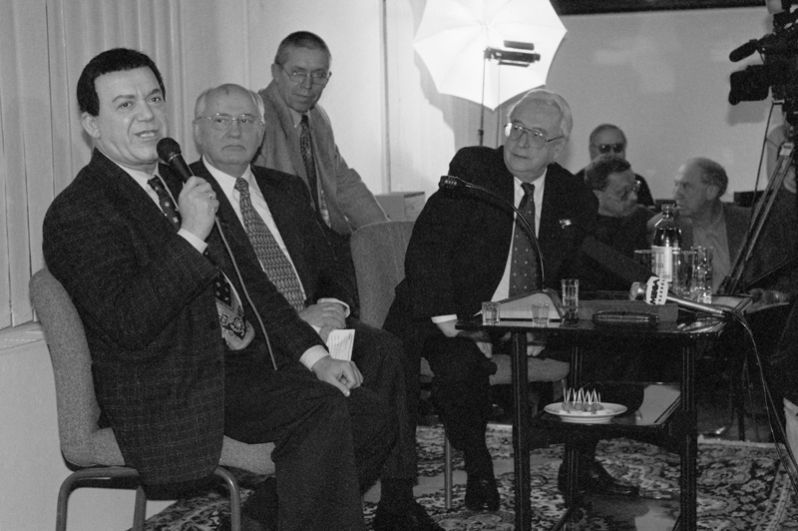 Бывший президент СССР Михаил Горбачев и главный редактор «Общей газеты» Егор Яковлев (слева направо на втором плане) слушают Народного артиста Иосифа Кобзона гостиной редакции. 1993 год.