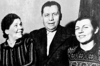 Наум Эйтингон с Ольгой Наумовой и Зоей Зарубиной, 1950 г.