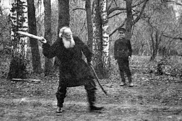 Лев Толстой играет в городки. Ясная Поляна, 1909 год.