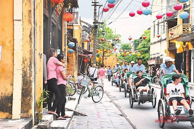 Велорикши в городе Хойань катают туристов из США - потомков бывших сторонников проамериканского режима в Южном Вьетнаме, после падения Сайгона в 1975 году сбежавших в Америку.
