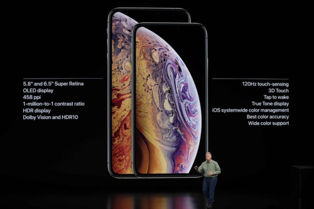 Старший вице-президент по маркетингу корпорации Apple Филипп Шиллер презентует iPhone XS.