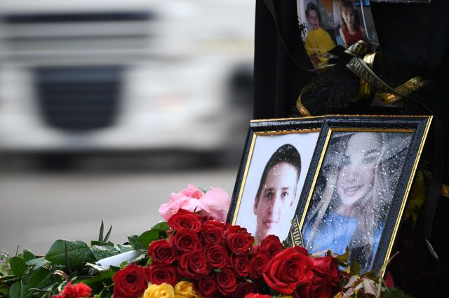 Цветы и портреты жертв нападения на Керченский политехнический колледж.