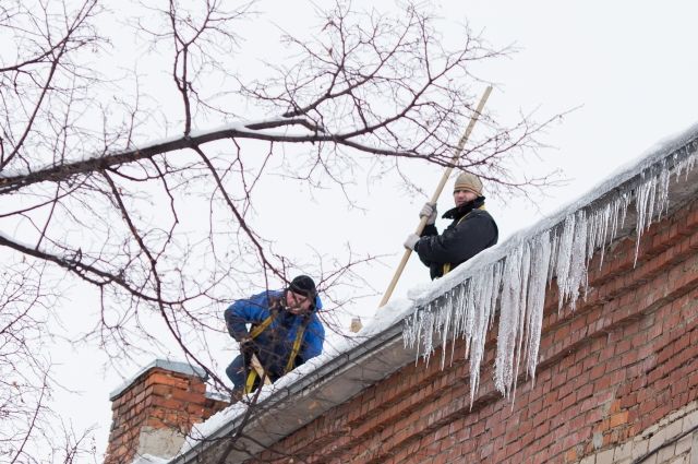 Собственники зданий должны самостоятельно позаботиться о том, чтобы крыши были очищены от снега и льда. 