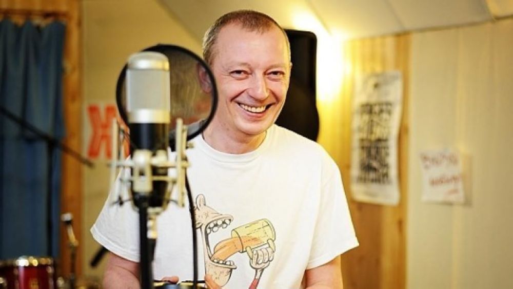 4 августа умер 46-летний лидер культовой белорусской группы «Нейро Дюбель» Александр Куллинкович. Причиной смерти стала недолеченная пневмония.