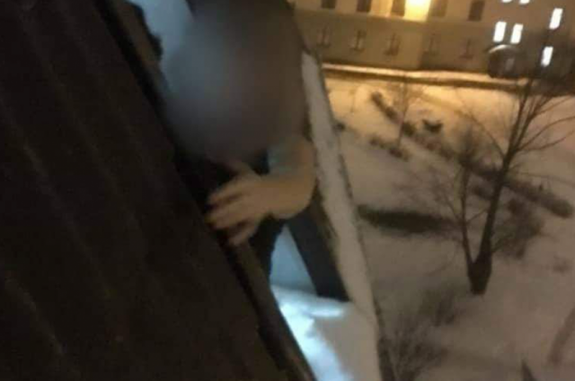 Студент выпал из окна общежития. Студентка выпала из окна общежития Пермь. Студент выпал из окна общежития в Иваново. В Ярославле студентка техникума выпала из окна. Выпал студент из общежития
