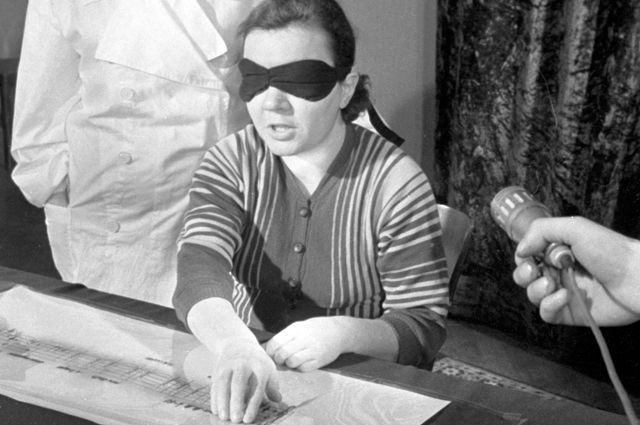 Роза Кулешова, которая якобы обладала способностью «видеть» кончиками пальцев, во время эксперимента, 1963 г.