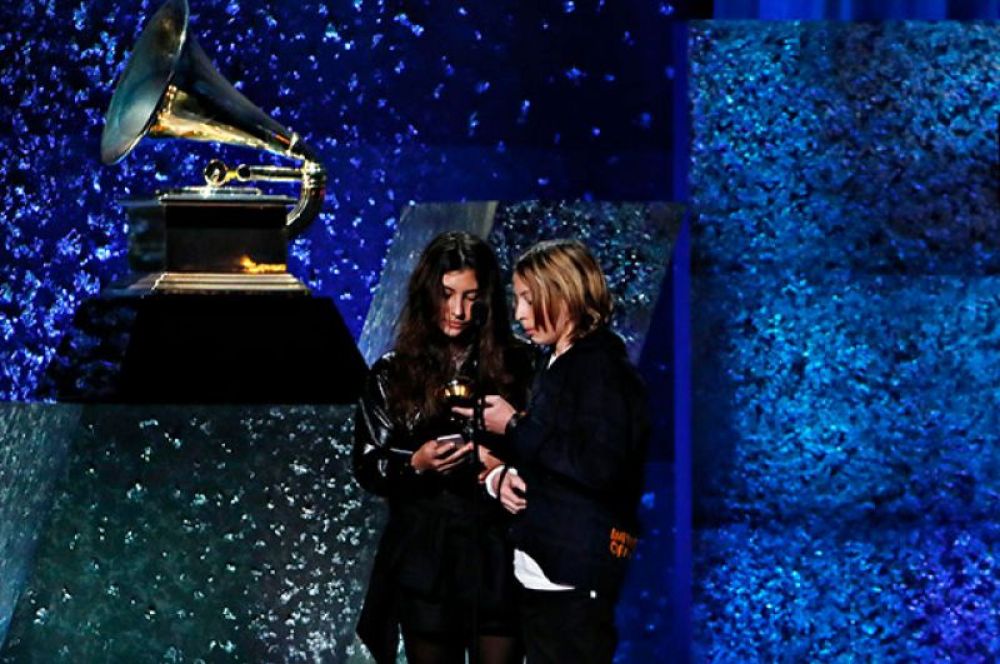 Дети рок-музыканта Криса Корнелла, покончившего с собой в 2017 году, получают за него награду за лучшее рок-исполнение.
