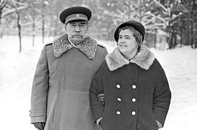 Семен Михайлович Буденный со своей супругой Марией Васильевной на загородной даче. 1966 г.