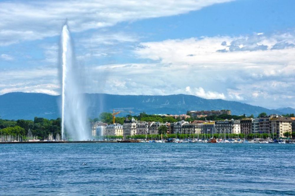 Женева, Швейцария. Женева идеально подходит как для отдыха в городе, так и для любителей активного времяпрепровождения. От берега самого большого озера в Западной Европе всего за час можно оказаться у подножия Монблана, самой высокой вершины континента. 