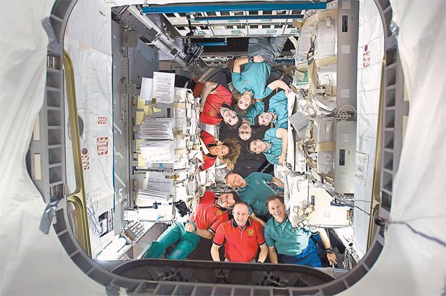 18-я долговременная экспедиция на МКС. Юрий Лончаков (на фото внизу крайний слева) был единственным представителем России, март 2009 г.