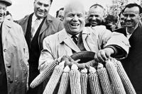 Хрущёву в одном из украинских колхозов вручают венок из кукурузы, сентябрь 1963 г.