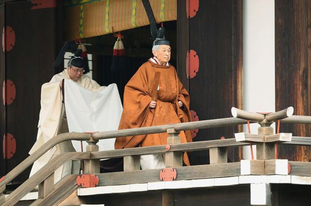 Император Японии Акихито идет на ритуал, где император сообщает о проведении церемонии отречения в Императорском дворце в Токио.