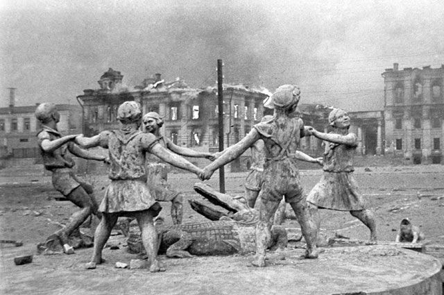 Разрушенный памятник играющим детям на вокзальной площади в Сталинграде после налета немецкой авиации. 1942 г. 