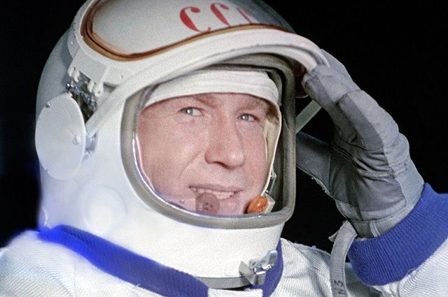 Космонавт Алексей Леонов в скафандре. 1965 г.